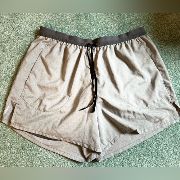 ⭐️EUC ⭐️NIKE RUNNING SHORTS ⭐️MEN SIZE XL - Picture 1 of 2